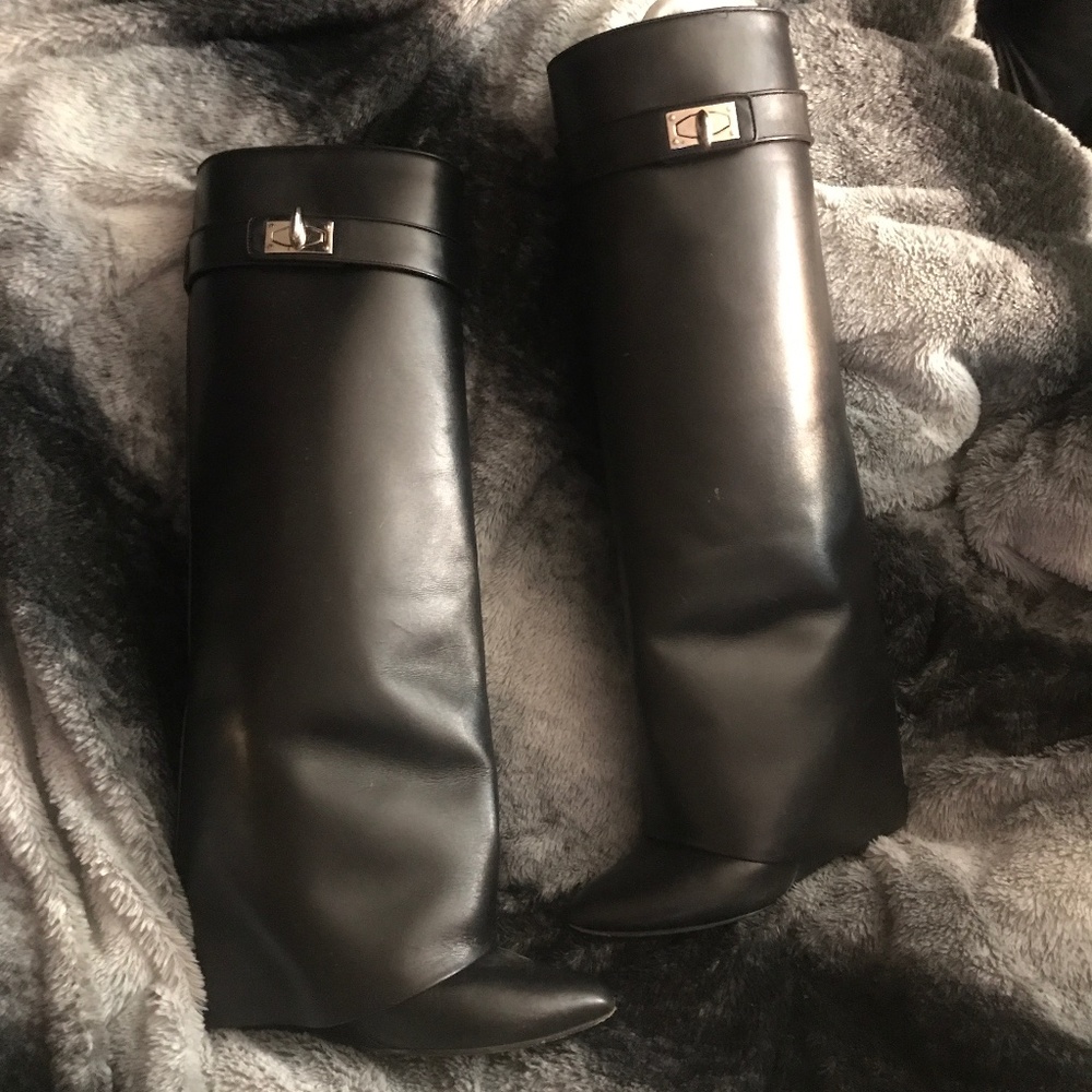 Butter soft Shark Gevinchy knee boots